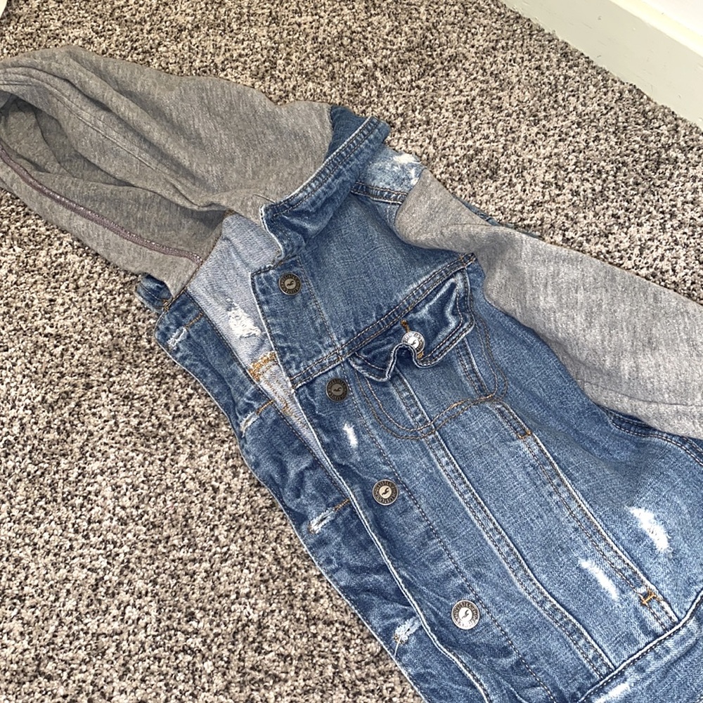 Distressed hollister Jean jacket with sleeves